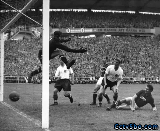 1958年世界杯，雅辛在同英格兰的比赛中
