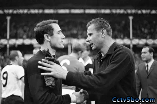 1966年世界杯半决赛苏联1-2西德，雅辛祝贺西德门将蒂尔科维斯基