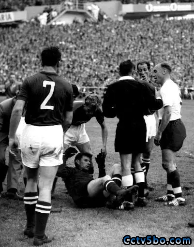1958年世界杯，雅辛在同英格兰的比赛中被撞伤，这是他第一次参加世界杯