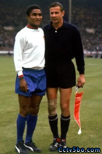 1966年7月28日，赛前雅辛与葡萄牙头号球星尤西比奥合影